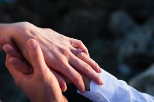 händer som håller ringen förlovning foto
