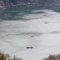 full utsikt över Nainisjön under kvällstid nära köpcentrets väg i Nainital, Uttarakhand, Indien, vacker utsikt över Nainitalsjön med berg och blå himmel foto