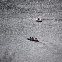 full utsikt över Nainisjön under kvällstid nära köpcentrets väg i Nainital, Uttarakhand, Indien, vacker utsikt över Nainitalsjön med berg och blå himmel foto