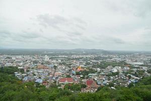 panorera utsikt över nakhon sawan city på bergsvyn. foto