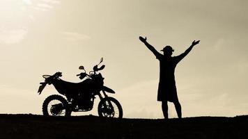 turister med motorcyklar, motocross. äventyrsturister på motorcyklar. mäns semesterevenemangsidéer foto