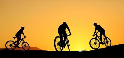 siluett av en mountainbikecyklist som njuter av nedförsbacke under solnedgången. mountainbike koncept. mountainbike race - siluett cyklist på bakgrunden. foto