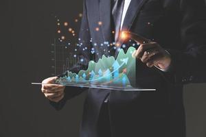 affärsman med rapportdiagram upp framåt till ekonomisk vinsttillväxt av aktiemarknadsinvesteringar. foto