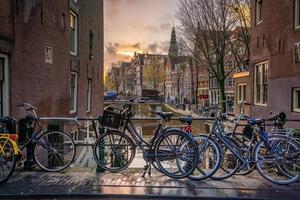 centrala amsterdam stadssilhuett. stadsbilden i nederländerna foto