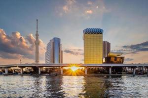 Tokyos skyline i japan vid floden Sumida foto