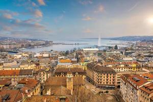 stadssilhuett av Genève med Genèvesjön, stadsbilden i Schweiz foto