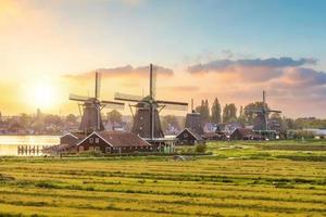 väderkvarnar i zaanse schans, nederländerna traditionell by i holland foto