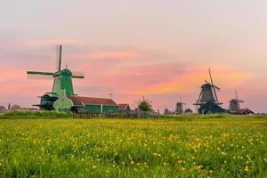 traditionell gammal by med holländska väderkvarnar i amsterdam, nederländerna foto