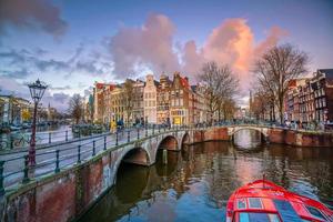 centrala amsterdam stadssilhuett. stadsbilden i nederländerna foto