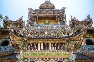 linh phuoc-pagoden i da lat, vietnam. dalats berömda landmärke, buddhistiska porslinsglastempel. linh phuoc-pagoden i dalat vietnam även kallad drakpagoden. foto