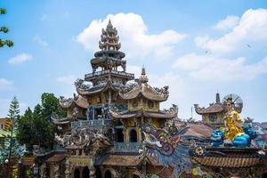 linh phuoc-pagoden i da lat, vietnam. dalats berömda landmärke, buddhistiska porslinsglastempel. linh phuoc-pagoden i dalat vietnam även kallad drakpagoden. foto