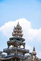 linh phuoc-pagoden i da lat, vietnam. dalats berömda landmärke, buddhistiska porslinsglastempel. linh phuoc-pagoden i dalat vietnam även kallad drakpagoden. foto