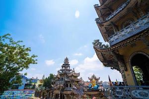 linh phuoc-pagoden i da lat, vietnam. dalats berömda landmärke, buddhistiska porslinsglastempel. linh phuoc-pagoden i dalat vietnam även kallad drakpagoden. foto