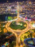 panoramautsikt över kustnära vung tau från ovan, med trafikrondell, hus, vietnamkrigsminnesmärke i vietnam. långexponeringsfotografering på natten. foto