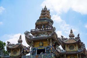 linh phuoc-pagoden i da lat, vietnam. dalats berömda landmärke, buddhistiska porslinsglastempel. linh phuoc-pagoden i dalat vietnam även kallad drakpagoden. foto