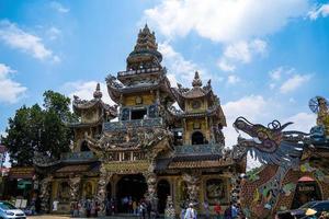 linh phuoc-pagoden i da lat, vietnam. dalats berömda landmärke, buddhistiska porslinsglastempel. linh phuoc-pagoden i dalat vietnam även kallad drakpagoden. foto