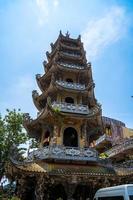 linh phuoc-pagoden i da lat, vietnam. dalats berömda landmärke, buddhistiska porslinsglastempel. linh phuoc-pagoden i dalat vietnam även kallad drakpagoden. foto