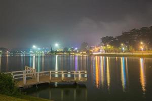 solnedgången vid stranden av sjön xuan huong med dramatisk himmel gör landskapet mer romantiskt och lockar turister att besöka i da lat, vietnam. foto