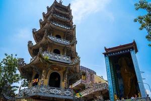 linh phuoc-pagoden i da lat, vietnam. dalats berömda landmärke, buddhistiska porslinsglastempel. linh phuoc-pagoden i dalat vietnam även kallad drakpagoden. foto