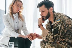 posttraumatisk stressyndrom. soldat har terapisession med psykolog inomhus foto