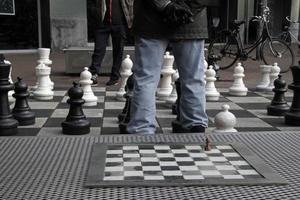 små och stora schackbräden med konkurrerande spelare foto