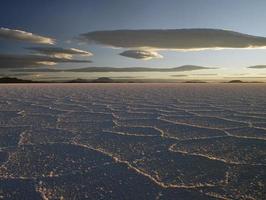 underbara mönster på ytan av saltlägenheterna i Salar de uyuni, bolivia, under solnedgången foto