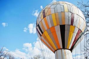 luftballong mot en blå himmel med vita moln på sommaren. foto