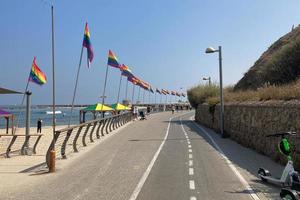 tel avivyafo, israel, 3 juni 2022. pride rainbow lgbt-flaggor vid tel aviv vallen foto