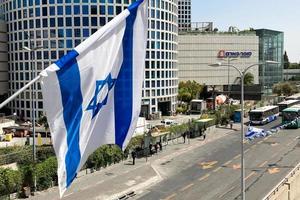 tel aviv, israel, 9 maj 2022. Israelisk flagga med davids stjärna framför tel aviv gatan foto