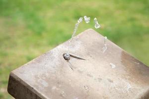 ström av vatten rinner från utomhusvattenfontänen i parken foto