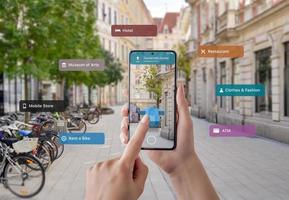 turistinformation och skyltar på smart telefon i turisthänder. konceptet att använda augmented reality-appar och teknik inom turism foto