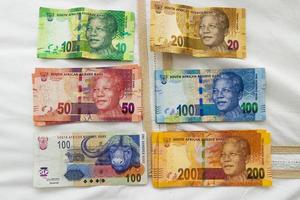 kapstaden västra kap sydafrika 2018 sydafrikanska färgglada sedlar pengar med nelson mandela. foto
