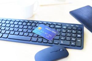 kreditkort på tangentbordsdator onlinebetalning för köp från onlinebutiker - online shopping teknologi betala koncept foto