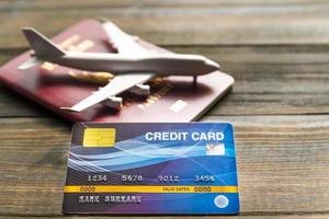 kreditkort sätta på trä skrivbord med pass foto
