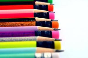 skärpa färgglada pennor foto