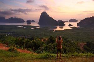 en turist som fotograferar på samet nang she view point foto