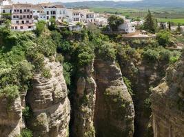 ronda, andalucia, spanien, 2014. utsikt över ravinen vid ronda andalucia, spanien den 8 maj 2014 foto