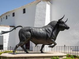 ronda, Andalusien, Spanien, 2014. staty för kämpande tjur utanför tjurfäktningsarenan i Ronda Andalusien, Spanien den 8 maj 2014 foto