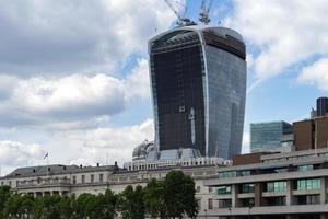 london, Storbritannien, 2014. utsikt över walkie talkie-byggnaden från Themsen foto