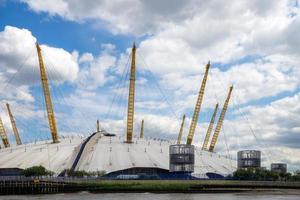 London, Storbritannien, 2014. utsikt över O2-byggnaden från Themsen foto