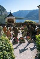 hallstatt, Österrike, 2017. välskött kyrkogård vid pilgrimskyrkan maria hilf i salar foto