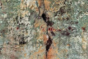 textur av en betongvägg med sprickor och repor som kan användas som bakgrund foto