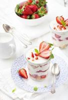 jordgubbs tiramisu, bagatell, vaniljsås efterrätt med myntablad foto