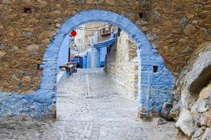 gate i chefchaouen, Marocko foto