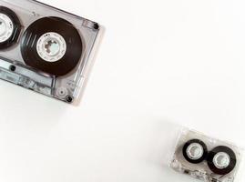 olika storlekar av ljudkassettband isolerade foto