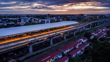 tågtunnelbanestation i thailand, skymningstid himmel foto