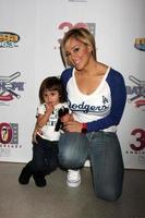 los angeles, 7 nov - rosie rivera på adrian gonzalezs bat 4 hope kändis softball game padres contra el cancer på dodger stadium den 7 november 2015 i los angeles, ca foto