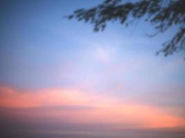 den vackra skymningshimlen efter kvällens solnedgång foto