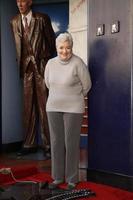 los angeles 9 jan - lee meriwether vid burt ward stjärnceremonin på hollywood walk of fame den 9 januari 2020 i los angeles, ca. foto