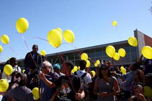 culver city, 28 feb - bully balloon release för att betyda frigörande av negativitet vid bully dokumentär balloon release event på culver city high school den 28 februari 2013 i culver city, ca foto